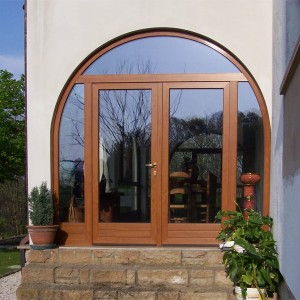 Serramento ad arco in Pvc ciliegio con porta a due ante