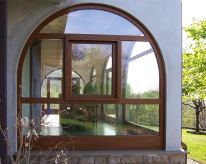 Serramento ad arco in Pvc ciliegio con finestra apribile