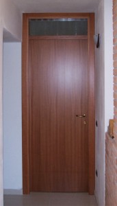 Porta in legno con sopraluce vetrato