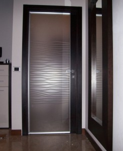 Porta con vetro decorato telaio in legno e alluminio