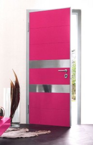 Porta blindata rivestimento laccato magenta e doppia fascia inox