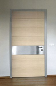 Porta blindata rivestimento rovere sbiancato e fascia inox